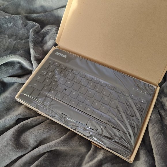 Arteck Slim Portable Wireless Keyboard - Picture 4 of 5